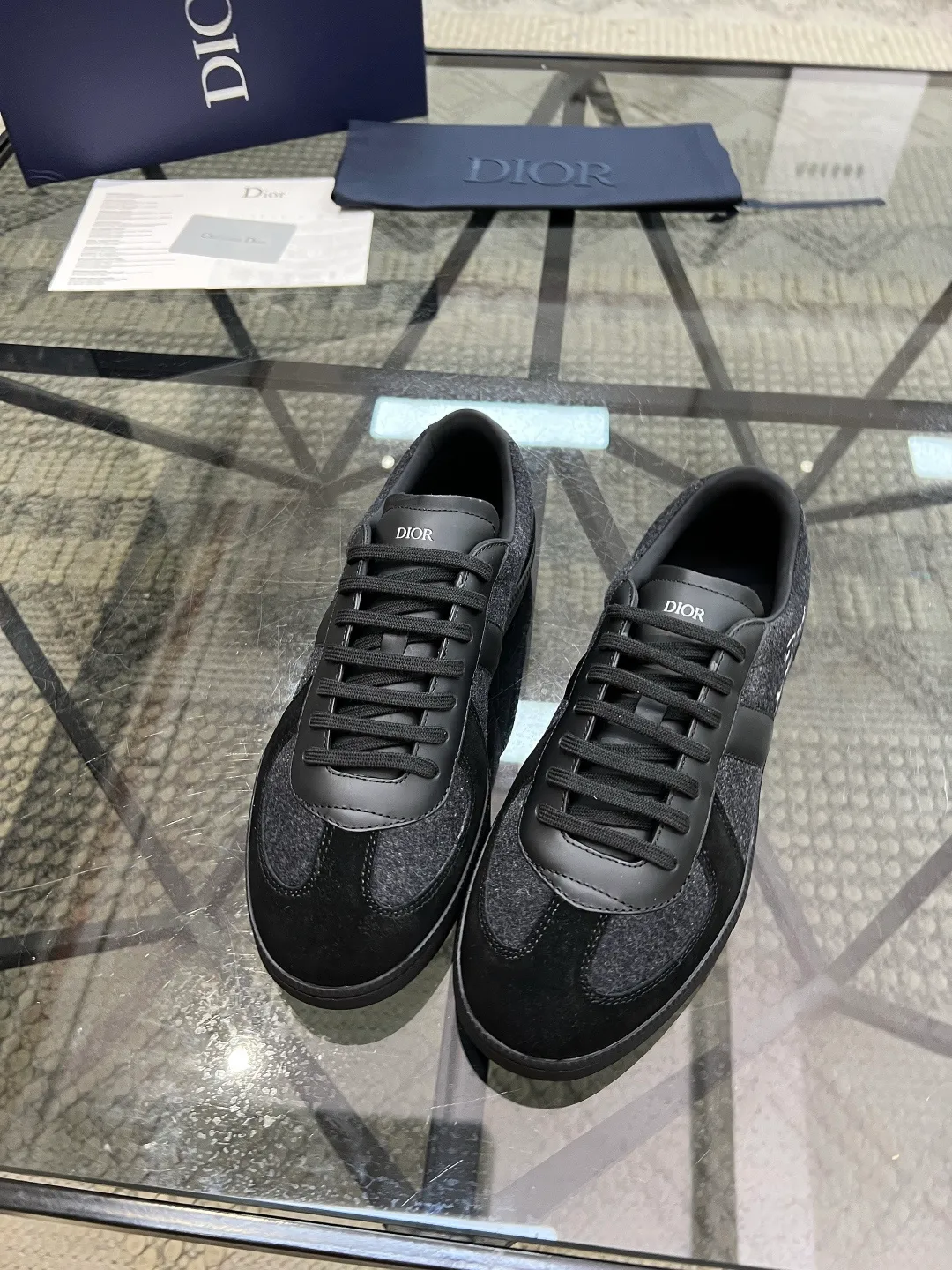 Factory price: 420💰🔍Top purchasing agent🇮🇹 Dior's super popular sneakers are available at the new counter simultaneously. The uppers are made from Italian original imported cowhide with cloth fabrics. The logo graphics are perfectly reproduced with complex craftsmanship that is necessary for fashionistas. Imported soft water-dyed cow lining and cowhide feet Sole: The original sole is specially provided by the original factory, the exclusive movable molded sole is super comfortable, the original factory follows the order, 🔍🔍high quality, you can enter and exit the counter at will, welcome to compare, the code number is 39-44 (order 38 45)